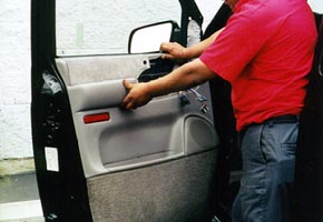 Mounting the door panel
